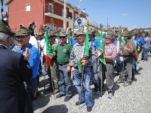 ... i gagliardetti della sezione Montesuello ...